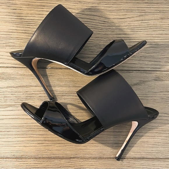 Manolo Blahnik Ripta Wide-Band Patent Pump (37.5) - Picture 3 of 15